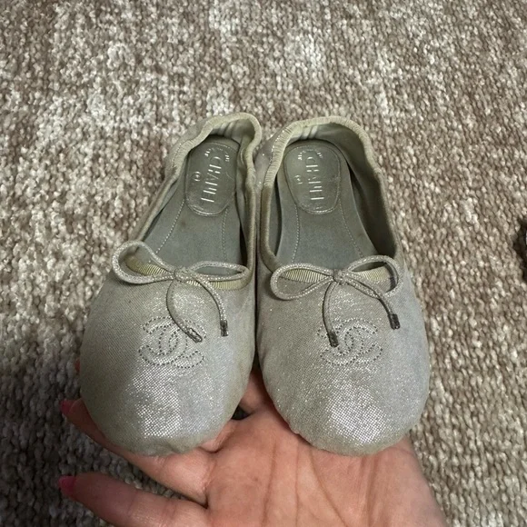 Chanel Cream Flats with Bow Detail - Picture 2 of 8